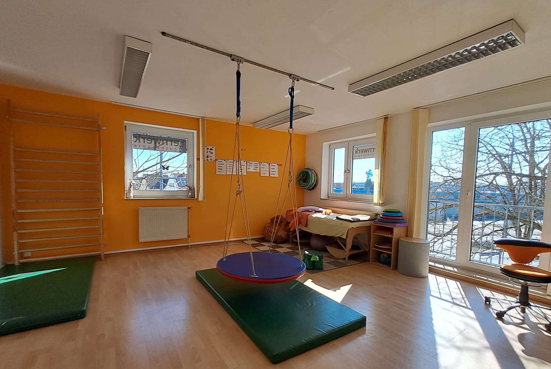 Bewegungsraum mit Sprossenwand